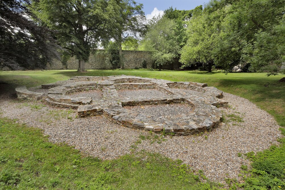 Klášterní severní zahrada se základy kostela sv. Kříže